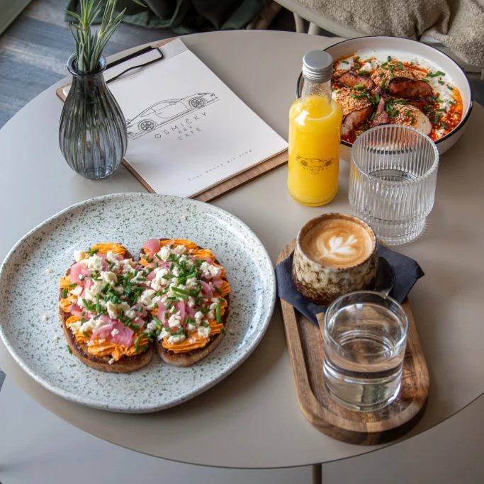 Cappuccino s latte art a raňajkový toast