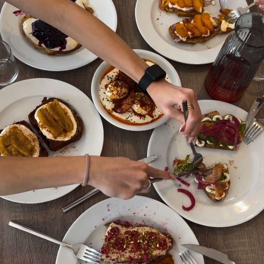 Stôl plný raňajok: kváskové toasty a turecké vajíčka