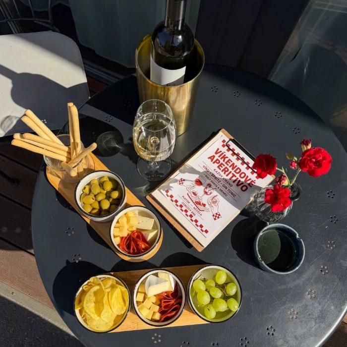 Víkendové aperitivo: biele víno, olivy, syr, saláma, grissini a hrozno