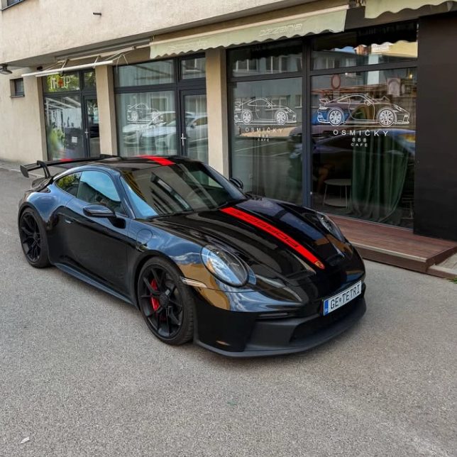 Porsche pred kaviarňou Osmičky 888